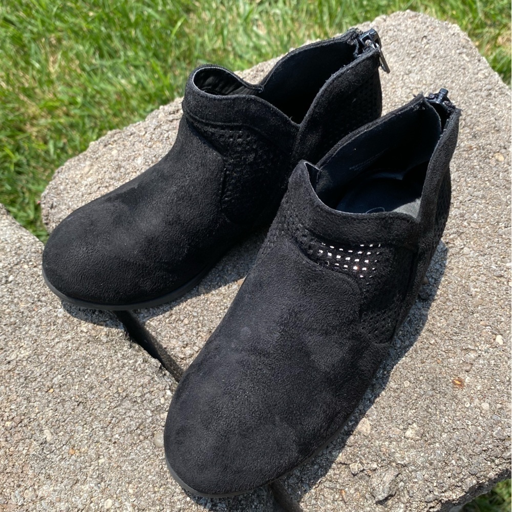 Y NOT?~BLACK~FAUX SUEDE~LOW ANKLE BOOT~LASER CUT~ZIPPER ON HEEL~BARELY USED~BR